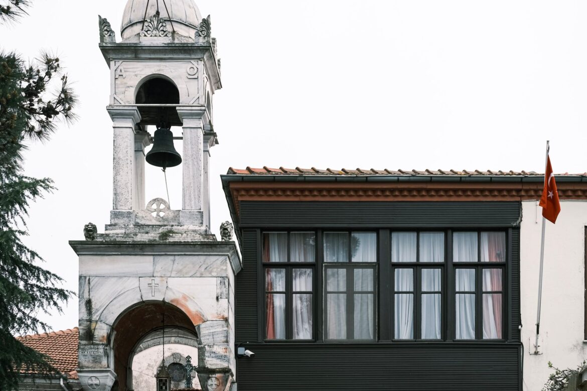 Bell Ringing for Beginners UK: How to Start in Your Village Tower - ilustracja artykulu