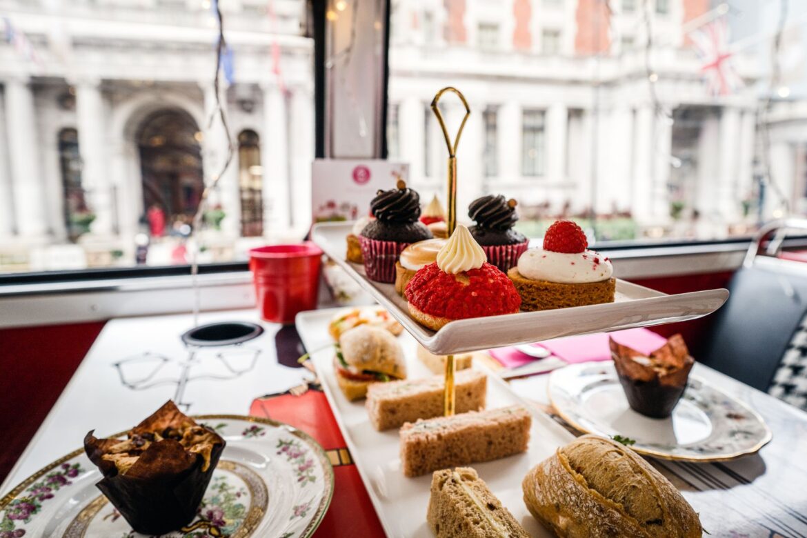 The British Tradition of Tea Time: A Colkirk Guide to Afternoon Tea, Scones and the Village Urn - ilustracja artykulu