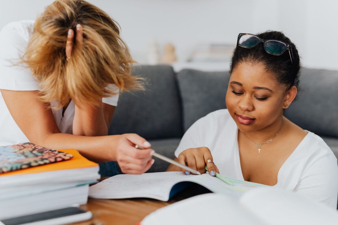 How to Become a Literacy Volunteer in Your Local Community - ilustracja artykulu